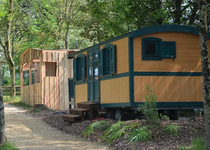 Le Camp Du Fauconnier B&B